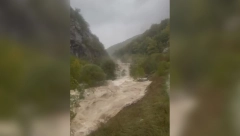HAOS U CRNOJ GORI, NABUJALA  REKA ODNELA DVA MOSTA! Meštani nemaju ni struju, ni vodu, turisti zarobljeni! (FOTO)