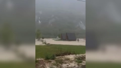 HITNO SE EVAKUIŠU LJUDI IZ POPLAVLJENE CRNE GORE Turisti moraju da beže PREKO VODE!