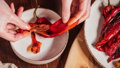 BRZO LJUŠTENJE PEČENE PAPRIKE ZA AJVAR Kožica će se skinuti za sekund ako primenite ovaj trik