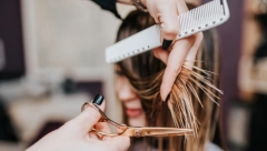 DA LI IMATE 20 ILI 60 GODINA, NEVAŽNO JE, OVA SUPERTRENDI FRIZURA SVIMA STOJI "Staromodni stil" se vratio na velika vrata, žene širom sveta odlepile za njim
