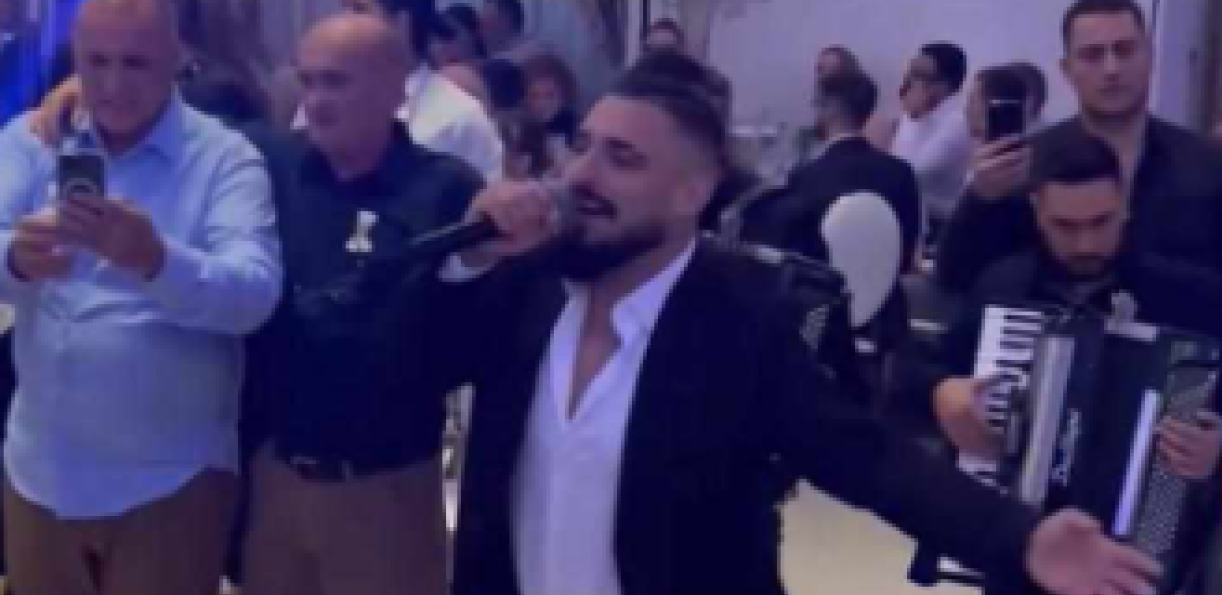 OVAKO DARKO LAZIĆ PROSLAVLJA ROĐENJE ĆERKE Alo! na licu mesta, pevač van sebe od sreće