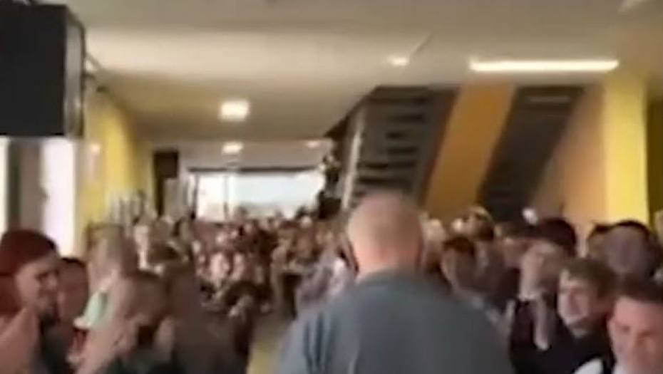 ISPRAĆAJ U PENZIJU KAKAV ĆE CELA IVANJICA PAMTITI! Ovaj potez Batinih đaka raznežio je celu Srbiju (VIDEO)