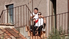 DA LI BISTE VI TAKO PUTOVALI S DEČKOM? Poznati glumac otišao na odmor sa devojkom i majkom, svi se krste!