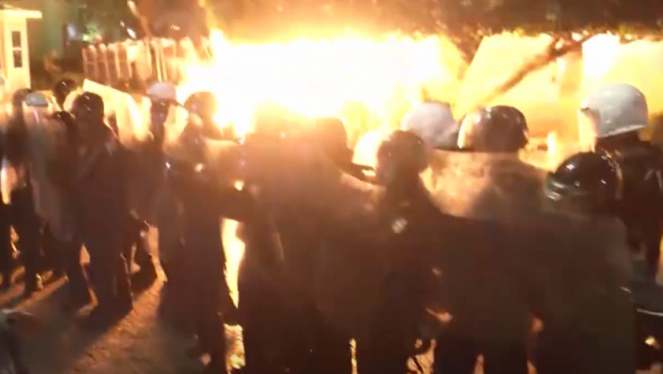 GORI U TIRANI! Molotovljevim koktelima na kabinet premijera (VIDEO)
