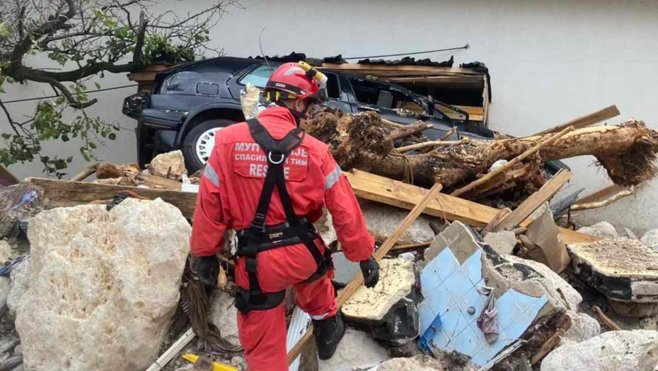 OVO SU SRPSKI HEROJI POSLATI U JABLANICU! Tragaju za nestalima, sa alpinističkom opremom proveravaju nepristupačne terene!