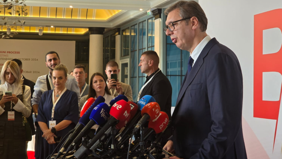VUČIĆEVA KONFERENCIJA U TIVTU PRIVUKLA OGROMNO INTERESOVANJE MEDIJA Evo koliko novinara se okupilo zbog obraćanja srpskog predsednika