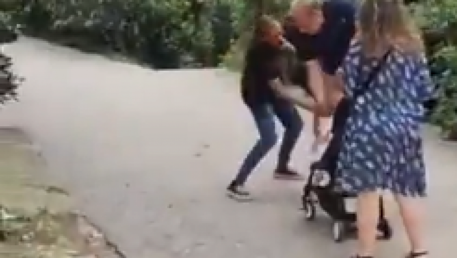 ČOVEK PRIŠAO PORODICI NA ULICI I OŠAMARIO DEVOJČICU (1) Ljudi u šoku gledaju ovaj snimak (VIDEO)
