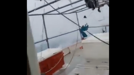STRAVIČAN SNIMAK IZ MEKSIKA KRUŽI MREŽAMA! Ribari vode borbu sa uraganom Milton, prizor izaziva jezu! (VIDEO)