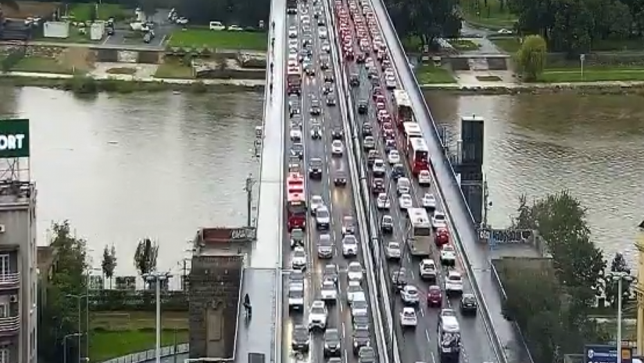 KOLONE U NEDOGLED, VOZILA STOJE NAČIČKANA! Saobraćaj u Beogradu i ovog jutra u kolapsu! (FOTO)