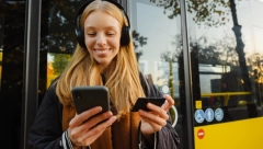 PRELAZAK ULICE SA SLUŠALICAMA Kao da žmurite! Šta se događa kada vozač čita poruke?