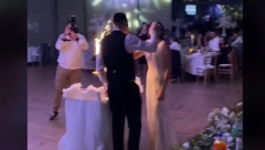GOSTI ZINULI OD ČUDA KAD SU MLADENCI IZNELI SVADBENU TORTU Nekima je njihova ideja simpatična, kako se vama dopada?