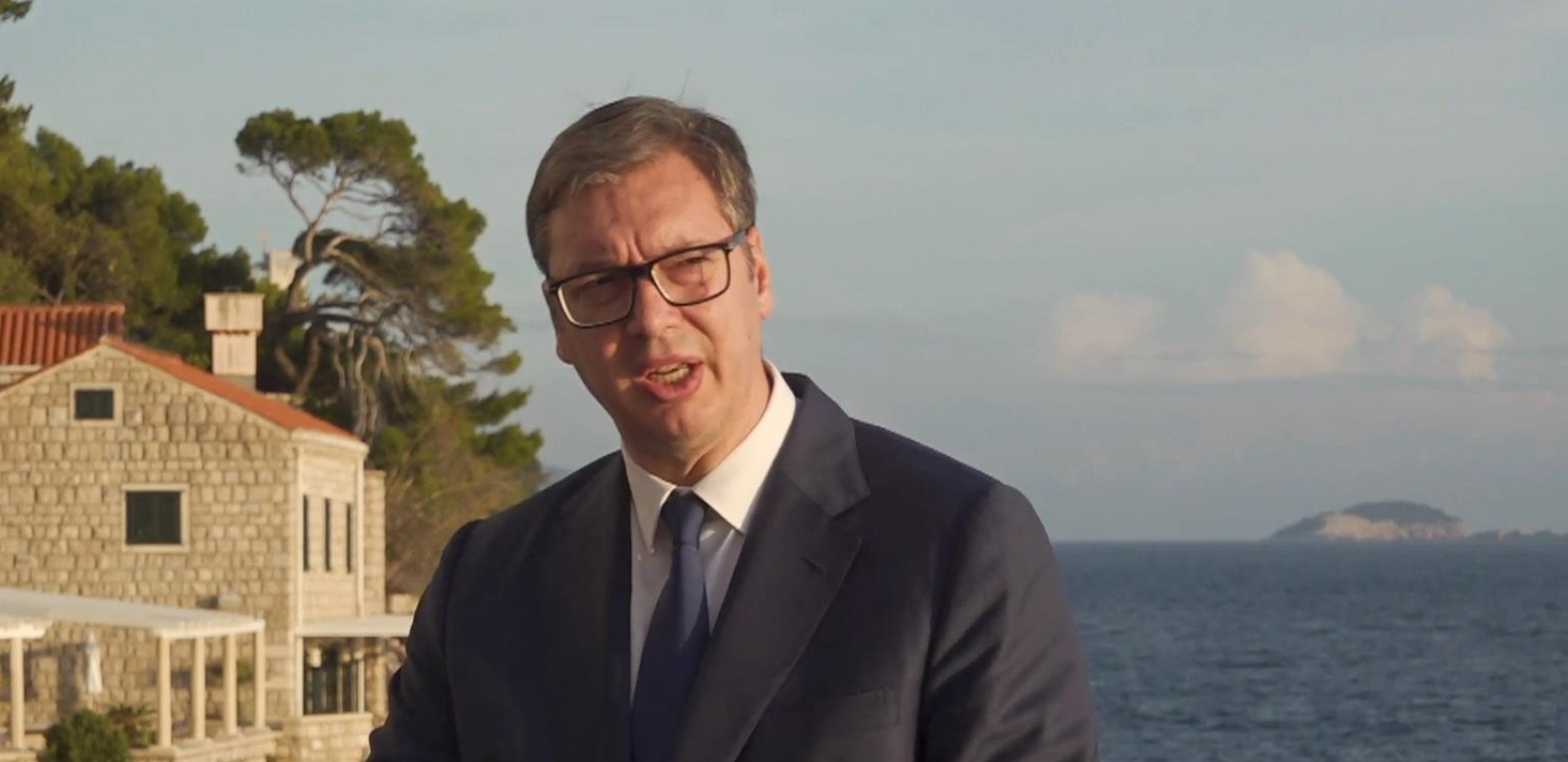 "NEĆEMO UVODITI SANKCIJE RUSIJI!" Aleksandar Vučić čvrsto odgovorio: "Stojim ovde pred vama glavom i bradom i ponosno predstavljam politiku RS"