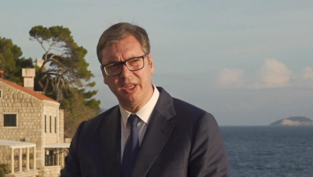 "NEĆEMO UVODITI SANKCIJE RUSIJI!" Aleksandar Vučić čvrsto odgovorio: "Stojim ovde pred vama glavom i bradom i ponosno predstavljam politiku RS"