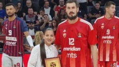 POSEBNA ZAHVALNOST DELIJA ZA KALINIĆA Poklon mu uručila devojčica koju u Srbiji svi vole
