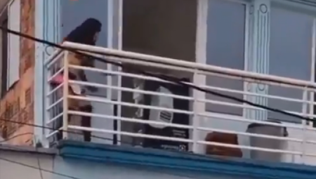 ŠTA TO RADI NA TERASI? Snimak ljubavnice postao hit na mrežama (VIDEO)