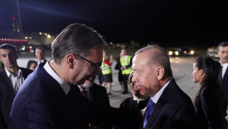 VUČIĆ NA AERODROMU ISPRATIO ERDOGANA Turski predsednik završio zvaničnu posetu Srbiji
