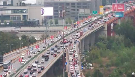 KIŠA IZAZVALA KOLAPS U GRADU Kilometarske kolone na ulazu u Beograd, najgore na mostovima (FOTO)