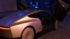 SVEČANO PREDSTAVLJEN ROBOTAKSI Nema volan, sam vozi, cena je najveći šok (VIDEO)