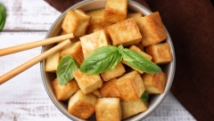 HRSKAVI TOFU Sir pogodan za dane posta , a ne goji, dodajte kao prilog omiljenom jelu