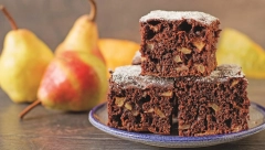 ČOKOLADNA TORTA SA KRUŠKAMA Izdašna poslastica kao izmišljena za jesen, a ukusa koji priča priče