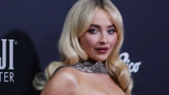 HALJINA U DISKO FAZONU I DUBOK ŠLIC NA BUTINI  Mlada zvezda u usponu izdominirala na crvenom tepihu