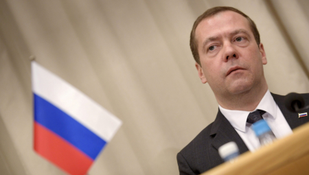 "NEKA NASTAVI DA SE ZARAZNO SMEJE" Medvedev udario na Kamalu, pa najavio težak rat