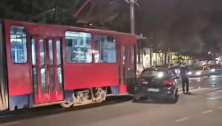 UDES U BEOGRADU Sudarili se tramvaj i automobil (VIDEO)