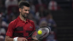 NIJE USPEO DA SE SAKRIJE Špijun na meču Đokovića, evo otkud on tu (FOTO)