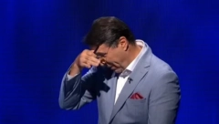 NIJE ZNAO ŠTA GA JE SNAŠLO! Jovanu Memedoviću prišla takmičarka, voditelj pokušao da pleše, svi komentarišu neočekivanu scenu