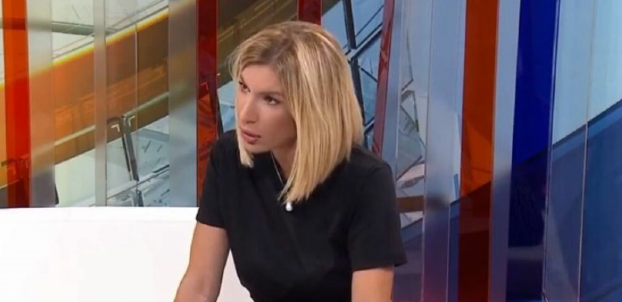 KAD JE PREKRSTILA NOGE, SVI SU OSTALI U ČUDU Voditeljka pred kamerama u izazovnom izdanju, komentari samo pljušte!