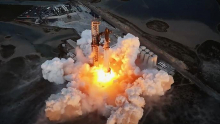 MOĆNA RAKETA LANSIRANA U SVEMIR: Kompanija Ilona Maska uradila nešto do sada nedostižno! Pogledajte OVAJ SPEKTAKL! (VIDEO)
