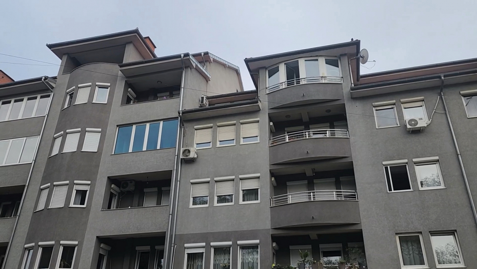 "MISLILA SAM DA JE NEKO BACIO KESU SA TERASE" Objavljen snimak s mesta gde je palo dete (1) sa 4. sprata
