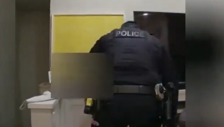 "KOLIKO TREBA LJUDI DA JE IZVUČEMO IZ KUĆE?" Policija pozvana u pomoć zbog velilke zmije u Koloradu (VIDEO)