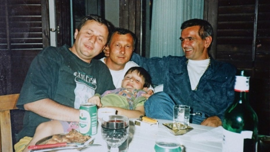JUSA JEDNOM RUKOM DRŽAO IZREŠETAN STOMAK, A DRUGOM DVAPUT POGODIO UBICU! Kikela zatekao mrtvog druga