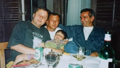 JUSA JEDNOM RUKOM DRŽAO IZREŠETAN STOMAK, A DRUGOM DVAPUT POGODIO UBICU! Kikela zatekao mrtvog druga