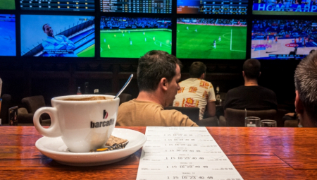 UŽAS U NOVOM PAZARU! Ljudi sedeli u kladionici, a onda je uleteo naoružani pljačkaš!