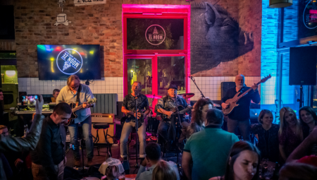 Grupa Galija napravila spektakl u prepunom u Moon.Ze