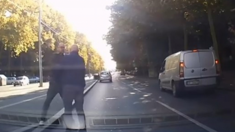JEZIVI SNIMAK NASILJA U BEOGRADU! Mladić brutalno napao nemoćnog dedu usred grada! (VIDEO)