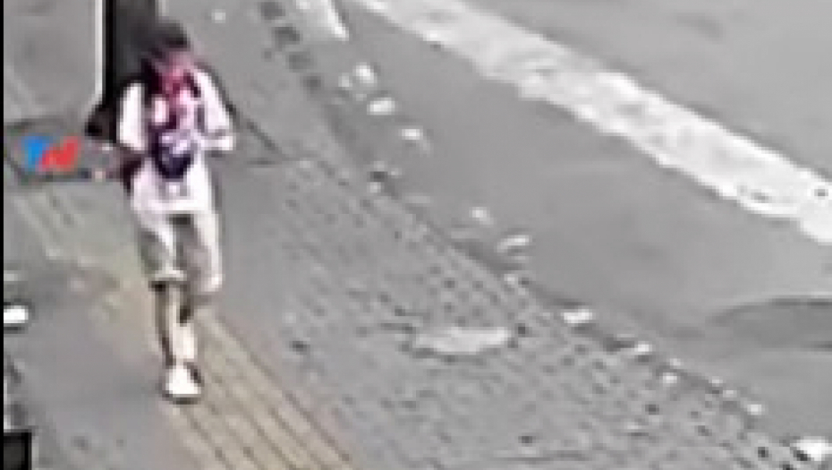 ŽENA GLEDALA U KIŠOBRAN, NIJE PRIMETILA RUPU Odjednom je nestala u sekundi - trenutak nepažnje mogao da bude koban! (UZNEMIRUJUĆI VIDEO)