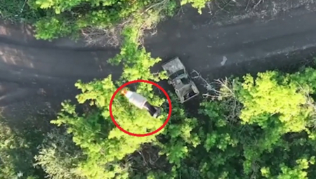 RUSI SIPAJU SMRT IZ VAZDUHA Digli u vazduh pun kamion ukrajinske vojske u Harkovu (VIDEO)