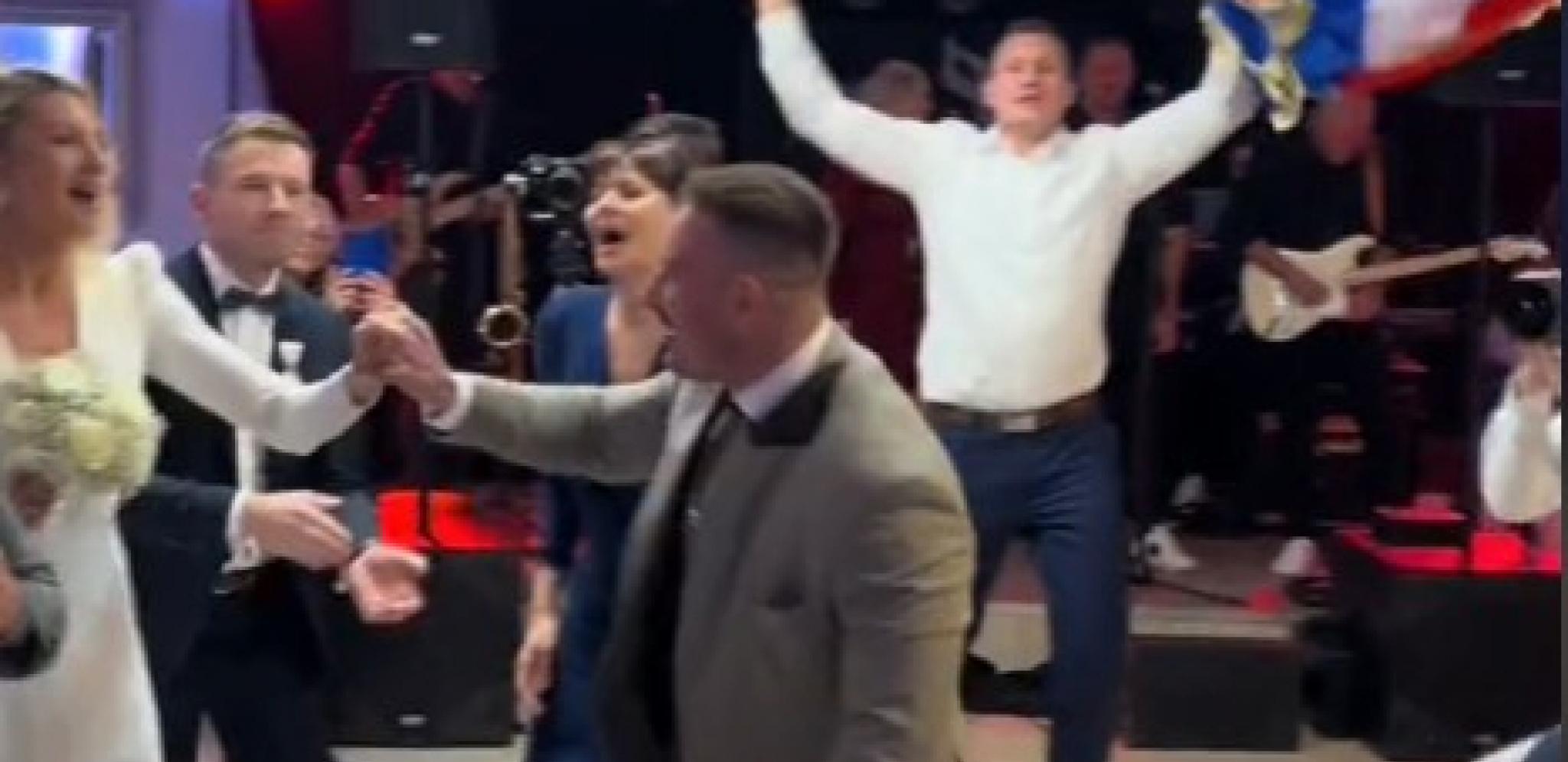 SNIMAK HRVATSKE SVADBE ZALUDEO REGION Uz ovu rep pesmu su mladenci skakali i dizali zastave, stariji članovi familije u neverici! (VIDEO)