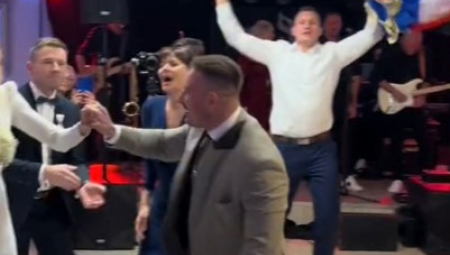 SNIMAK HRVATSKE SVADBE ZALUDEO REGION Uz ovu rep pesmu su mladenci skakali i dizali zastave, stariji članovi familije u neverici! (VIDEO)