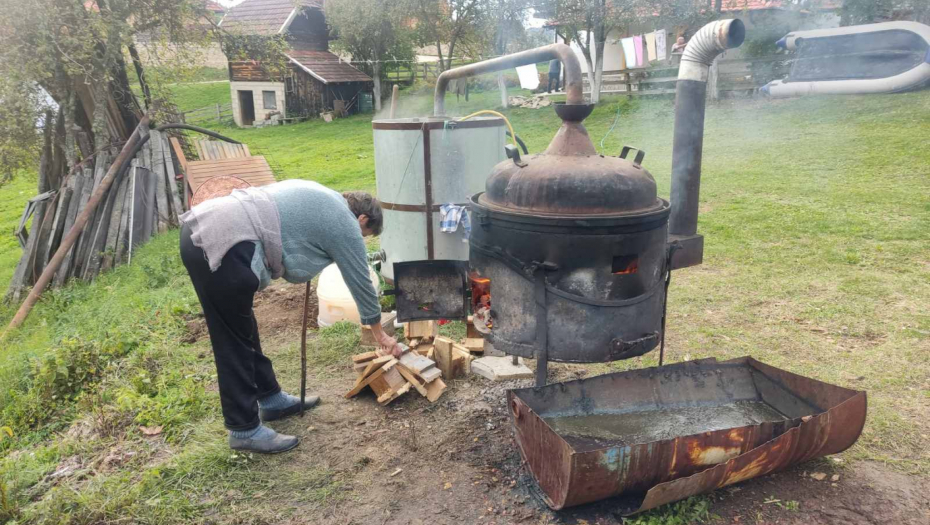 MEKU SAM JUČE PEKLA, DANAS RADIM PREPEK! Baka Rada ima 75 godina i na hiljade kazana ispečene rakije