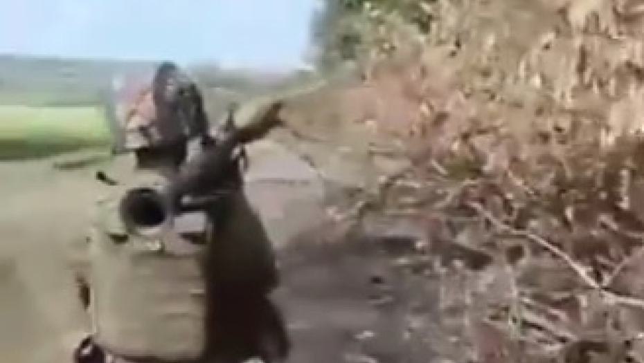 SNIMAK SA PRVE LINIJE FRONTA Rus je gledao smrti u oči, pa ispalio raketu - usledio je direktan pogodak (VIDEO)