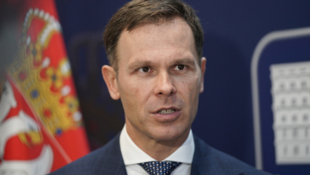 ZAŠTO IM SMETA SRPSKA ZASTAVA? Siniša Mali najoštrije osudio VANDALIZAM u Novom Sadu