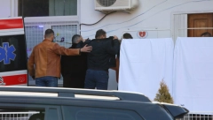 OVAKO SU DEČAKA KOJI JE POČINIO MASAKR U RIBNIKARU IZVELI IZ KLINIKE Odveli ga u Specijalni sud, prisutne JAKE MERE OBEZBEĐENJA