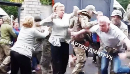 ŽENE IZMLATILE VOJNIKE Došli da regrutuju muškarce u fabrici, nastao sveopšti haos
