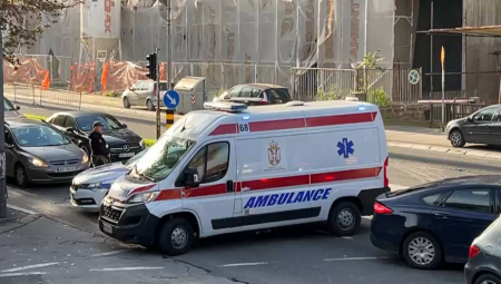 KOLA HITNE POMOĆI UZ PRATNJU POLICIJE DOVEZLA DEČAKA KOJI JE POČINIO MASAKR U "RIBNIKARU" Danas nastavlja svoje svedočenje (FOTO/VIDEO)