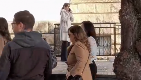 DEČAK KOJI JE POČINIO MASAKR U "RIBNIKARU" DANAS ODGOVARA NA PITANJA SVOJIH RODITELJA Miljana se u pratnji advokata pojavila u sudu (FOTO/VIDEO)