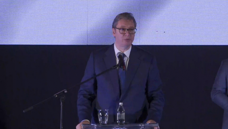 "NIGDE NISAM ČUO TOLIKO RATNIH PORUKA" Vučić otkrio šta je video u rodnom mestu Čerčila u Engleskoj